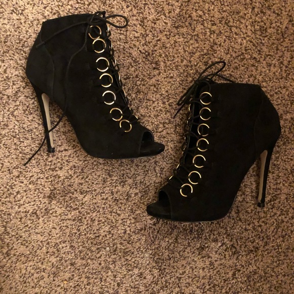 Steve Madden Shoes - Super cute black lace up Steve Madden bootie heel